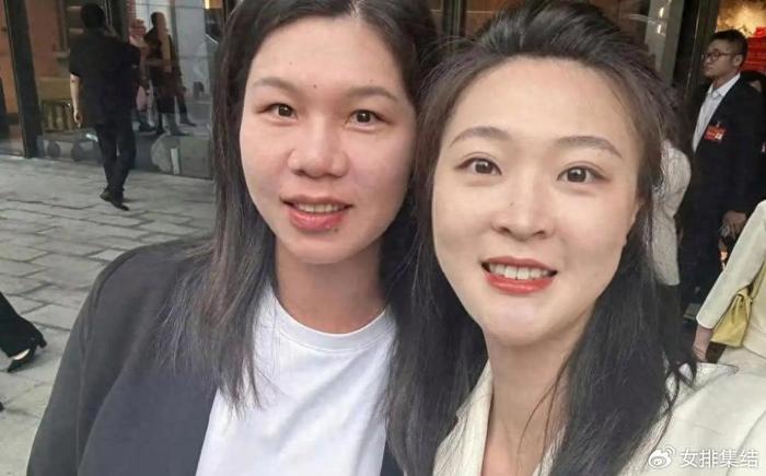 体育视频直播-明艳动人！中国女排南长城婚后首次亮相，与前队长同框笑靥如花