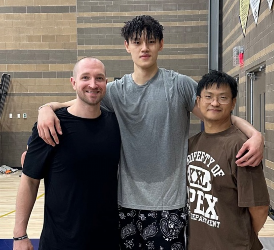 网页版登录入口-曾凡博赴美新动态！训练师爆赞投篮能力，篮记透露获双向合同有戏