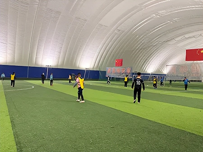 体育视频直播-燃动民间足球活力 献礼大连万亿GDP 世纪体育不老松vs年轻企业家|足球队|赛事|足球赛|工商联|民营企业家_新浪体育_新浪新闻